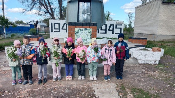 Возложение цветов к Памятнику, мемориалу « Молчащий колокол».